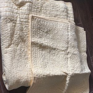 Yellow queen size quilt and 2 shams 100%cotton bought at kohl’s